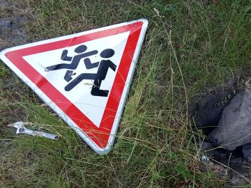 На волинській трасі невідомі вкрали опори дорожніх знаків