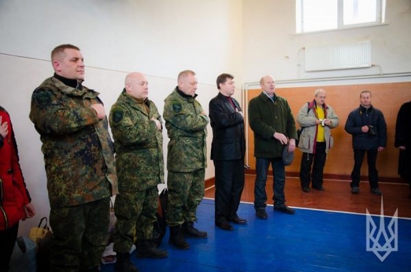 У школі загиблого азовця на Волині діти сплели маскувальну сітку бійцям. ФОТО