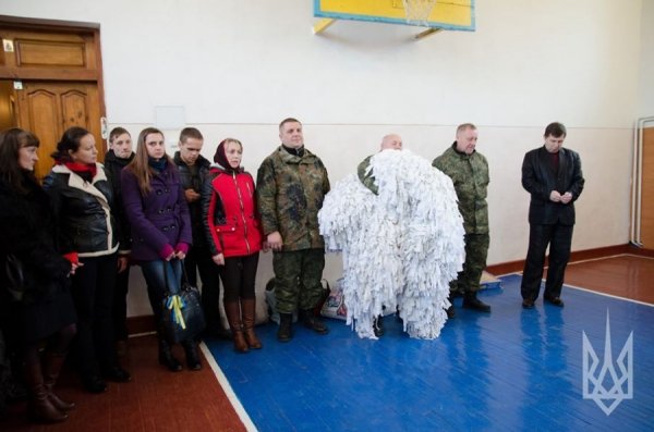 У школі загиблого азовця на Волині діти сплели маскувальну сітку бійцям. ФОТО