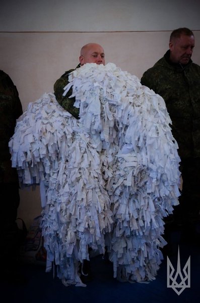 У школі загиблого азовця на Волині діти сплели маскувальну сітку бійцям. ФОТО