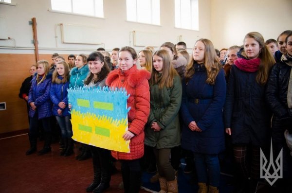 У школі загиблого азовця на Волині діти сплели маскувальну сітку бійцям. ФОТО