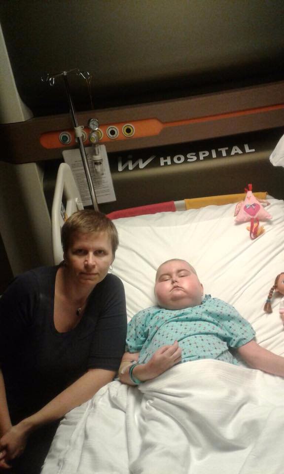 Волинська школярка не піде на випускний заради допомоги хворій дитині