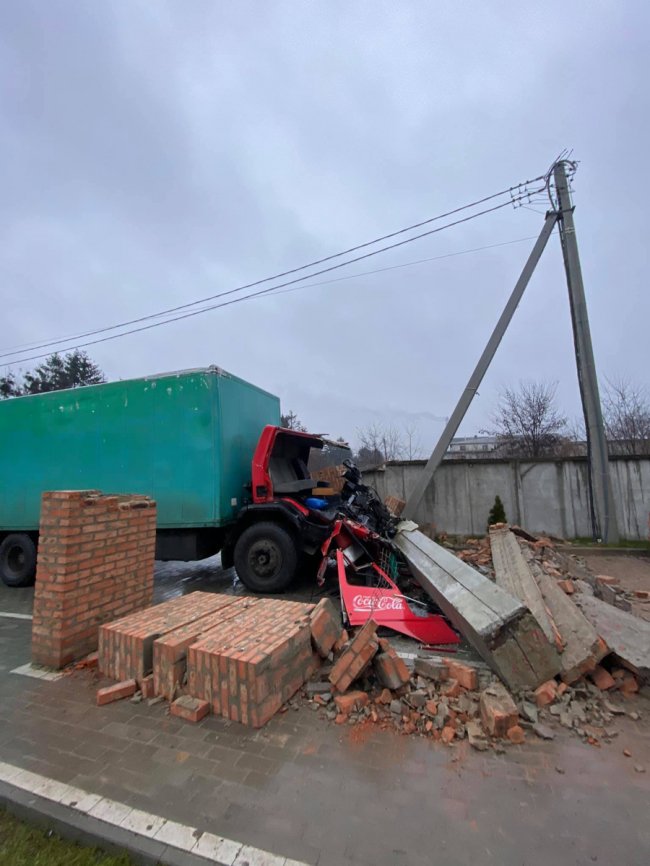 У Луцьку водій вантажівки розтрощив бетонну арку. ФОТО