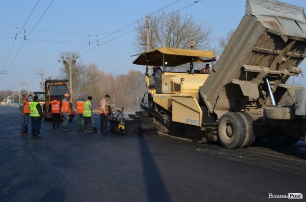 Новий асфальт – старі проблеми: Романюк похвалився відремонтованою дорогою. ФОТО