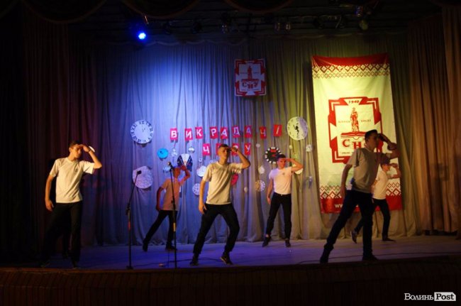 «Викрадачі часу»: як на філфаці СНУ обирали кращого студента. ФОТО