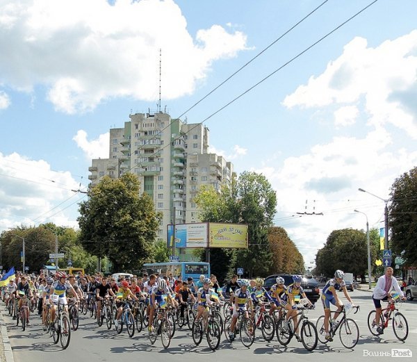 Масовий велопробіг до Дня Незалежності в Луцьку. ФОТО