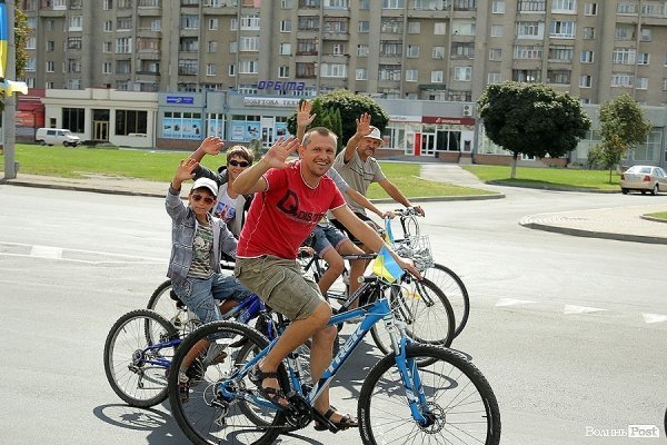 Масовий велопробіг до Дня Незалежності в Луцьку. ФОТО