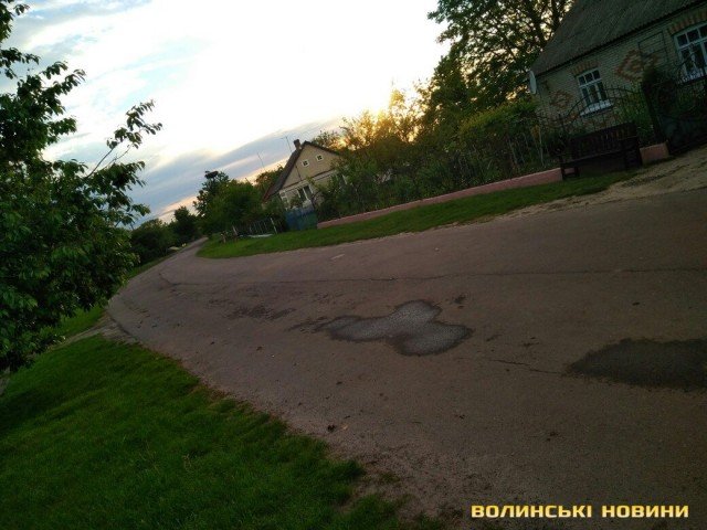 У селі на Волині чоловік розлив хімікати на центральній вулиці. ФОТО
