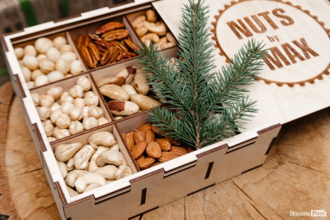 Час небанальних і красивих подарунків: де у Луцьку купити набори із корисних смаколиків*