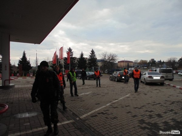 На час перемовин активісти намагалися заблокувати рух транспорту на заправці