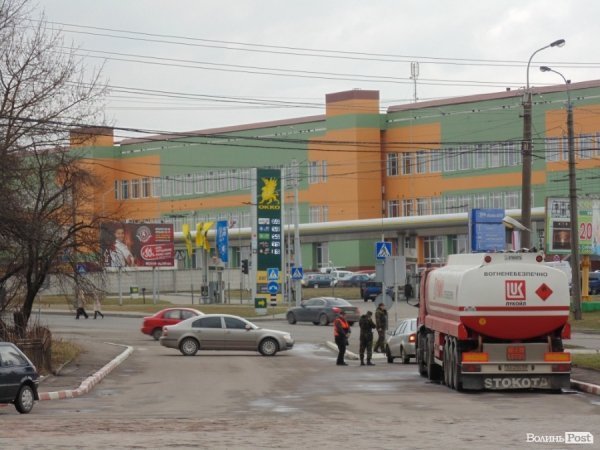 У Луцьку революціонери «блокували» російський «Лукойл». ФОТО. ВІДЕО