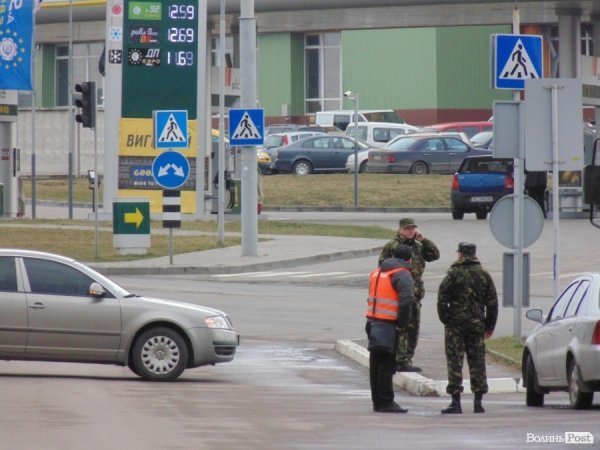 У Луцьку революціонери «блокували» російський «Лукойл». ФОТО. ВІДЕО