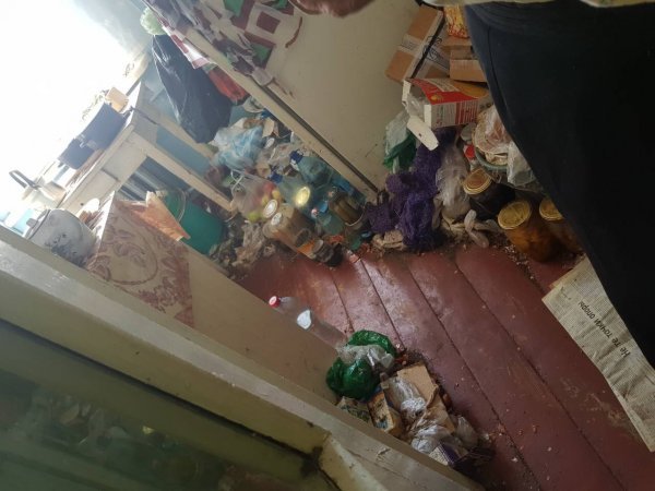 Бруд, таргани і миші: у Ковелі пенсіонерка перетворила квартиру на смітник. ФОТО