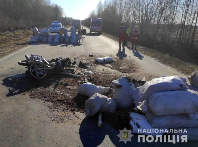 На Волині мотоцикліст влетів у мішки на дорозі і загинув