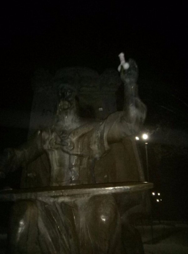 Володимир святкує: на Різдво розтрощили лавку та поглумилися над пам’ятником