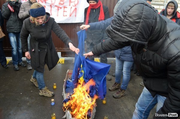 У Луцьку спалили «труну Партії регіонів». ФОТО. ВІДЕО