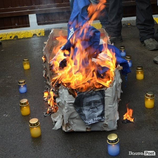 У Луцьку спалили «труну Партії регіонів». ФОТО. ВІДЕО