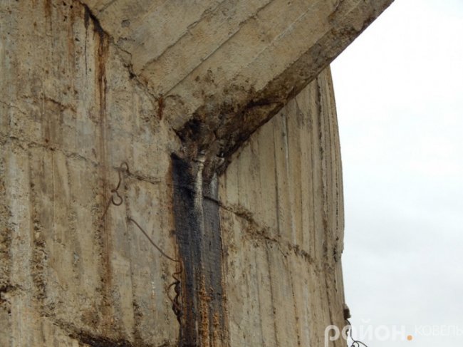 У місті на Волині резервуари з отруйними відходами «тріщать по швах». ФОТО