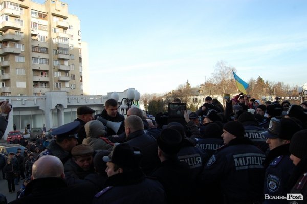 Тиснява під стінами ОДА. ФОТО