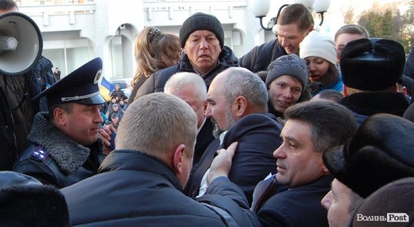 Тиснява під стінами ОДА. ФОТО