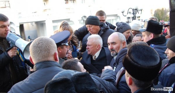 Тиснява під стінами ОДА. ФОТО