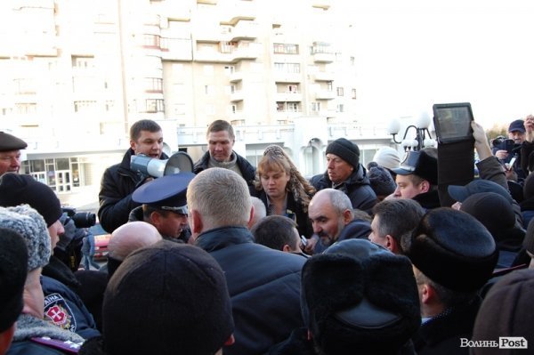 Тиснява під стінами ОДА. ФОТО