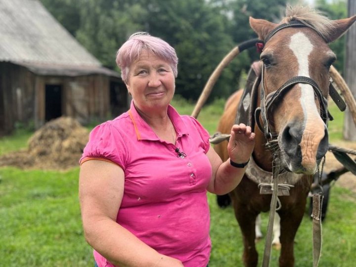 Волинянка сама понад 35 років живе на хуторі: у ТікТок показує, як господарює. ВІДЕО 