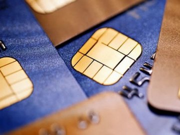 Розрахунок карткою: українці провели операцій майже на 3 трильйони