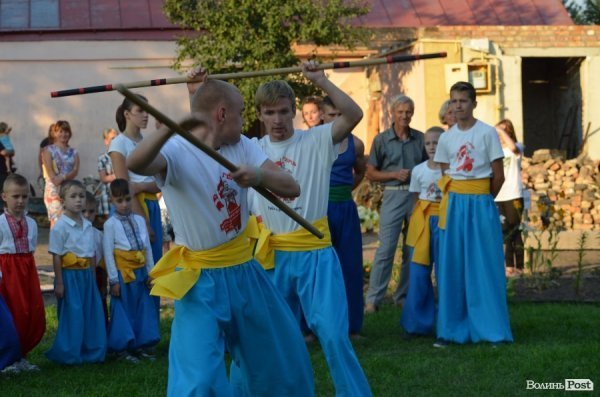 Гопак на битому склі: у Луцьку козачата показали елементи козацького характерництва. ФОТО. ВІДЕО