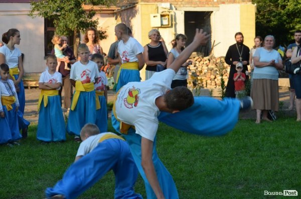 Гопак на битому склі: у Луцьку козачата показали елементи козацького характерництва. ФОТО. ВІДЕО