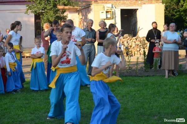 Гопак на битому склі: у Луцьку козачата показали елементи козацького характерництва. ФОТО. ВІДЕО