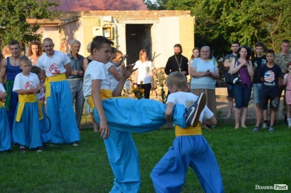 Гопак на битому склі: у Луцьку козачата показали елементи козацького характерництва. ФОТО. ВІДЕО