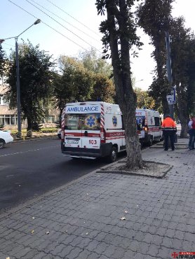 У центрі Луцька біля гімназії збили двох неповнолітніх. ФОТО