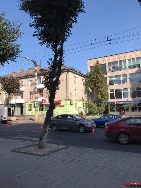 У центрі Луцька біля гімназії збили двох неповнолітніх. ФОТО