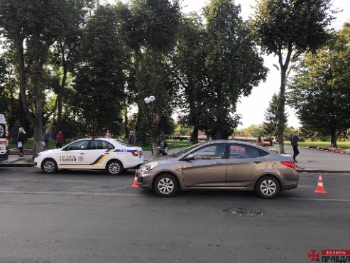 У центрі Луцька біля гімназії збили двох неповнолітніх. ФОТО