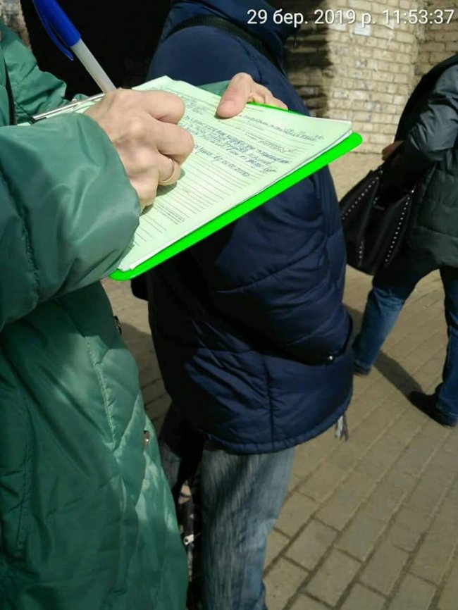 Луцькі муніципали склали протокол на жінку, яка розклеювала рекламу. ФОТО