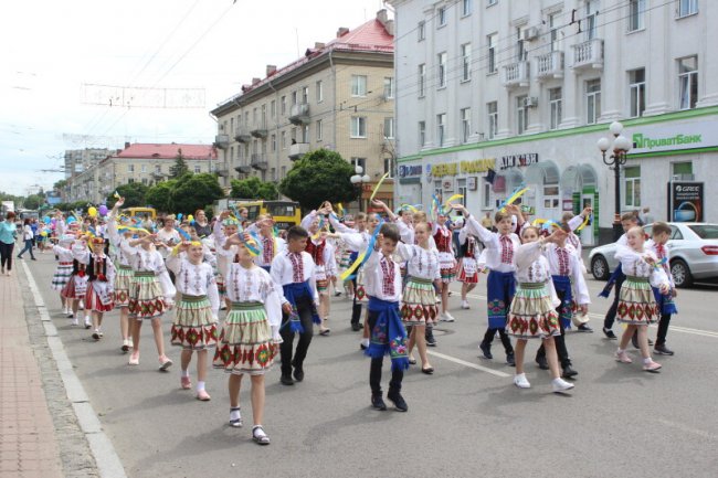 Луцьком пройшла урочиста хода школярів-гуртківців. ФОТО