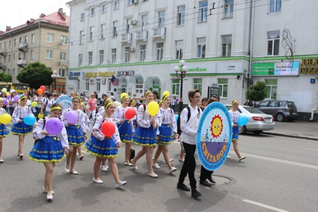 Луцьком пройшла урочиста хода школярів-гуртківців. ФОТО