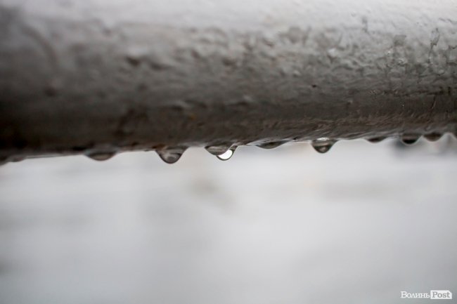 Парасольки і калюжі: дощовий день у Луцьку. ФОТО