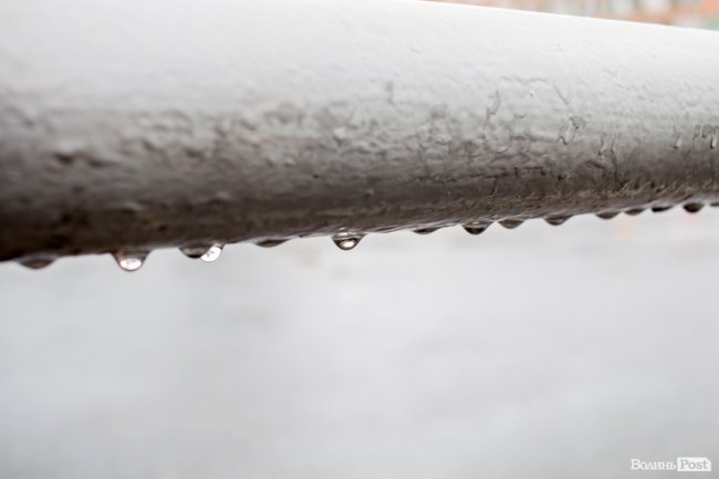 Парасольки і калюжі: дощовий день у Луцьку. ФОТО