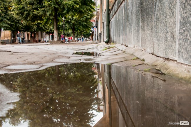 Парасольки і калюжі: дощовий день у Луцьку. ФОТО