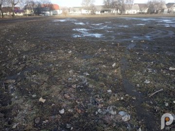 На Волині невідомий дрифтер понищив футбольне поле. ФОТО