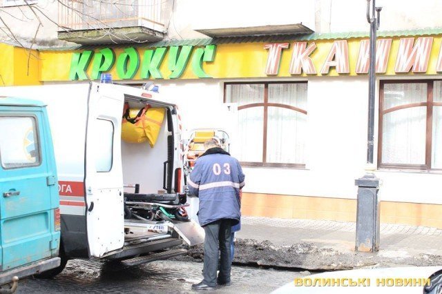 Чоловіка, який лежав на тротуарі в центрі Луцька, забрала швидка