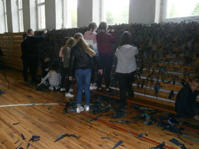 В селі під Луцьком школярі на перервах плетуть маскувальні сітки. ФОТО