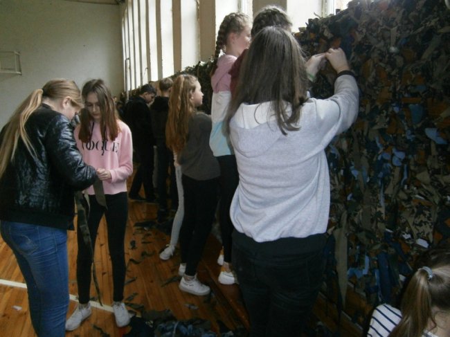 В селі під Луцьком школярі на перервах плетуть маскувальні сітки. ФОТО