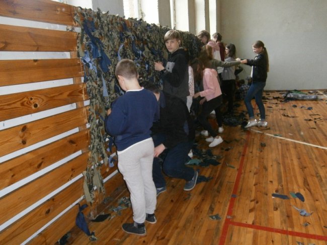 В селі під Луцьком школярі на перервах плетуть маскувальні сітки. ФОТО