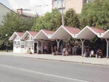 Майже всі магазини на зупинках у Луцьку –  у жахливому стані