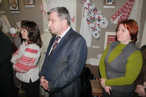 Як лучани вишивали семиметровий рушник. ФОТО