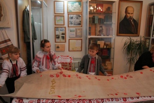 Як лучани вишивали семиметровий рушник. ФОТО