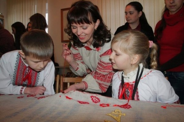 Як лучани вишивали семиметровий рушник. ФОТО